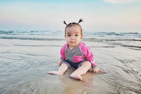น้องมาริลิน ลูกสาวเมย์ มาริษา เที่ยวทะเลเริงร่า
