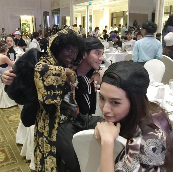 สื่อนอกตีข่าวดาราไทยเหยียดสีผิว บอกไม่ตลก หลัง พุดเดิ้ล ทาตัวดำร่วมปาร์ตี้