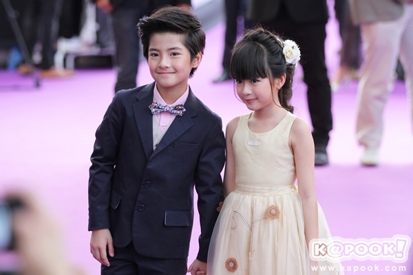 น้องแม็ค น้องอันดา คู่จิ้นรุ่นเยาว์ จูงมือเดินพรมม่วง 