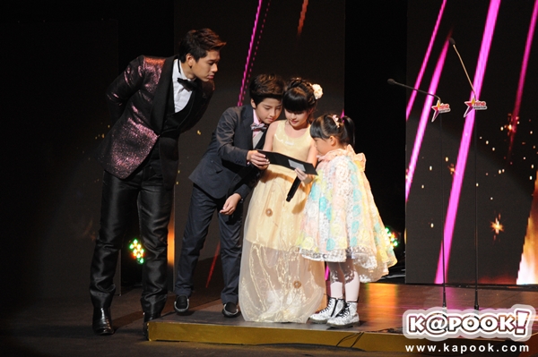 น้องแม็ค น้องอันดา คู่จิ้นรุ่นเยาว์ จูงมือเดินพรมม่วง 
