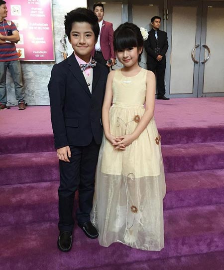 น้องแม็ค น้องอันดา คู่จิ้นรุ่นเยาว์ จูงมือเดินพรมม่วง 