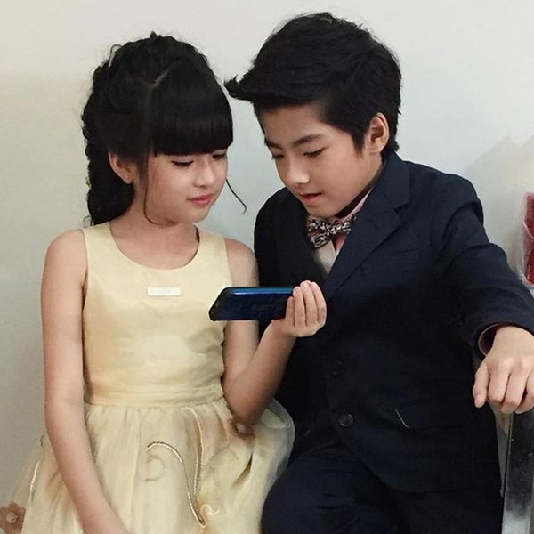 น้องแม็ค น้องอันดา คู่จิ้นรุ่นเยาว์ จูงมือเดินพรมม่วง 