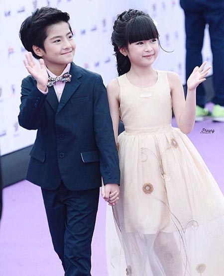 น้องแม็ค น้องอันดา คู่จิ้นรุ่นเยาว์ จูงมือเดินพรมม่วง 