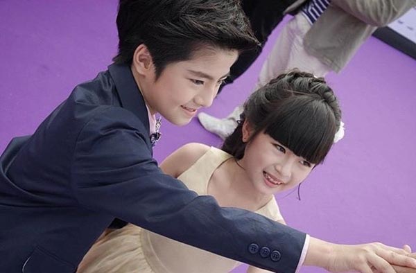 น้องแม็ค น้องอันดา คู่จิ้นรุ่นเยาว์ จูงมือเดินพรมม่วง 