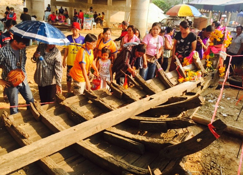 พบซากเรือโบราณอายุกว่า 120 ปี ที่โคราช คอหวยแห่ขอเลขเด็ด 