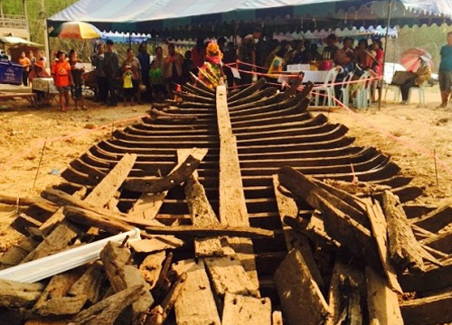 พบซากเรือโบราณอายุกว่า 120 ปี ที่โคราช คอหวยแห่ขอเลขเด็ด 