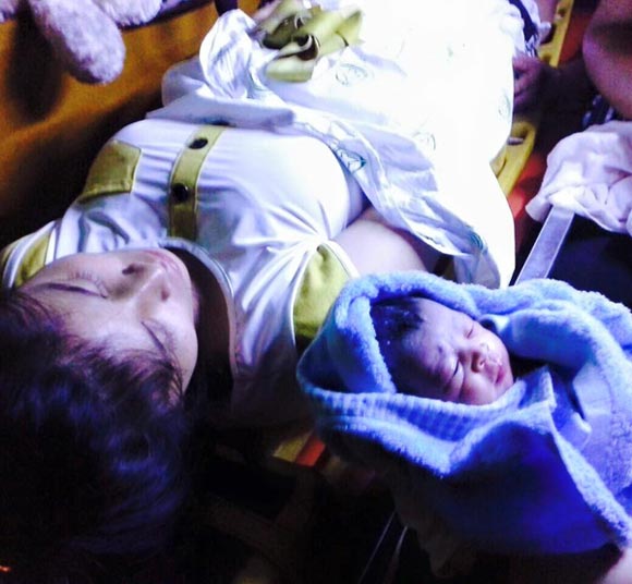 สาวคลอดลูกบนรถ คอหวยเล็งจดทะเบียนรถ 