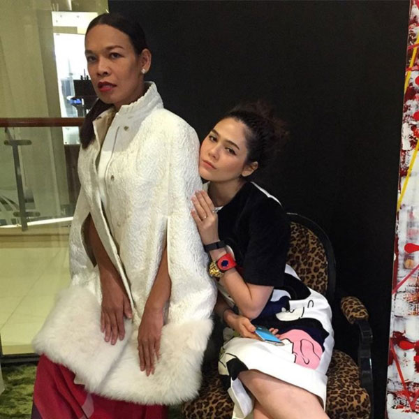 ชมพู่ อารยา แชะภาพคู่ เฮเลน โจทก์เก่า ใหม่ ดาวิกา