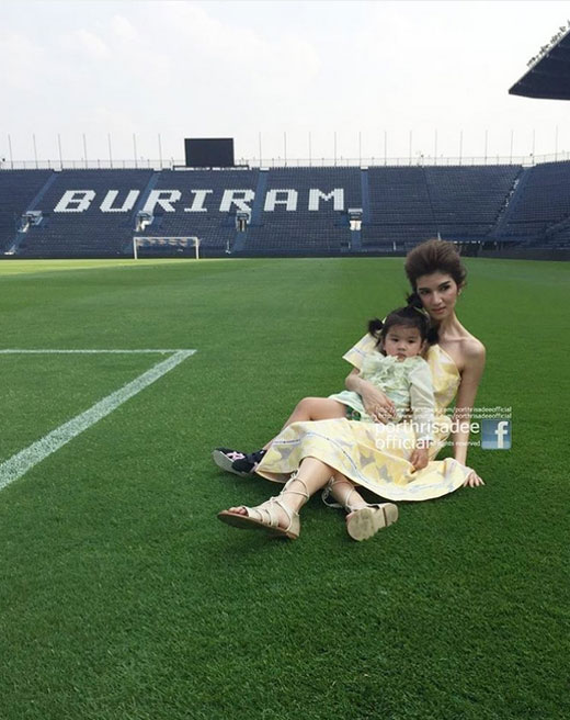 ชมภาพ แม่โบว์ - น้องมะลิ แจกความสดใส ถ่ายแบบเซตใหม่ที่บุรีรัมย์