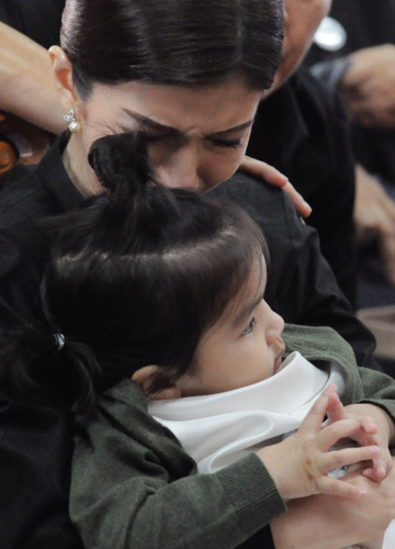 เปิดภาพโมเม้นท์กินใจ โบว์-น้องมะลิ งานศพ ปอ ทฤษฎี ในวันที่สูญเสียพ่อ