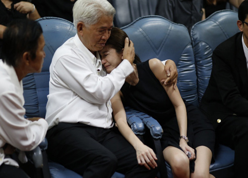 2 ภาพ 2 อารมณ์ โบว์ แวนด้า ร้องไห้กับอกพ่อ แต่เข้มแข็งต่อหน้าลูก