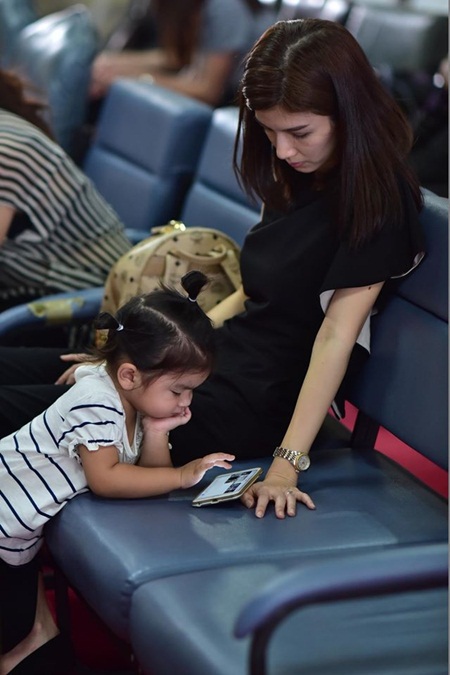 2 ภาพ 2 อารมณ์ โบว์ แวนด้า ร้องไห้กับอกพ่อ แต่เข้มแข็งต่อหน้าลูก