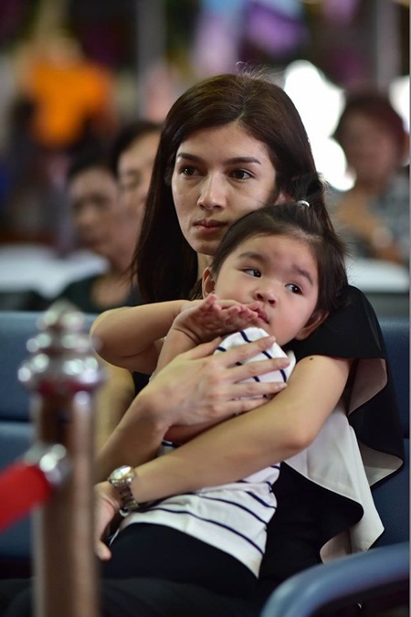 2 ภาพ 2 อารมณ์ โบว์ แวนด้า ร้องไห้กับอกพ่อ แต่เข้มแข็งต่อหน้าลูก