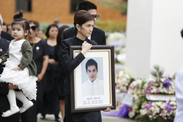 เปิดภาพโมเม้นท์กินใจ โบว์-น้องมะลิ งานศพ ปอ ทฤษฎี ในวันที่สูญเสียพ่อ