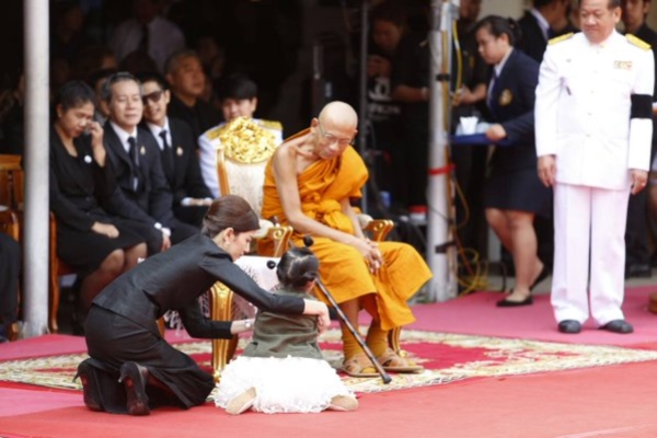 เปิดภาพโมเม้นท์กินใจ โบว์-น้องมะลิ งานศพ ปอ ทฤษฎี ในวันที่สูญเสียพ่อ