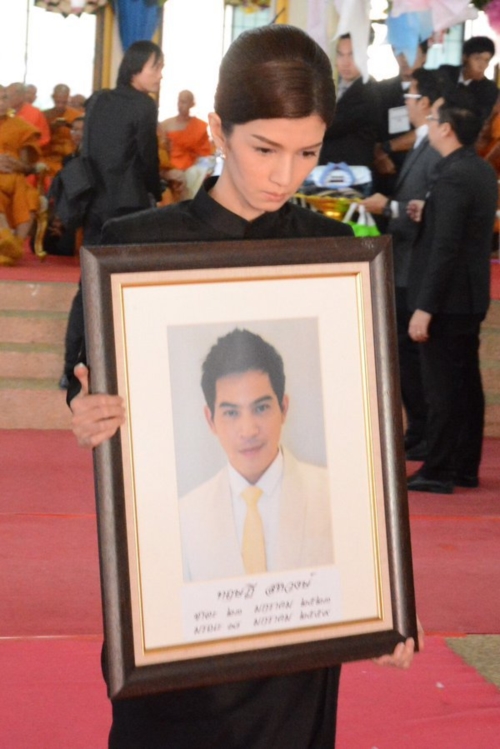 เปิดภาพโมเม้นท์กินใจ โบว์-น้องมะลิ งานศพ ปอ ทฤษฎี ในวันที่สูญเสียพ่อ