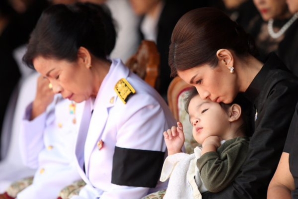 เปิดภาพโมเม้นท์กินใจ โบว์-น้องมะลิ งานศพ ปอ ทฤษฎี ในวันที่สูญเสียพ่อ