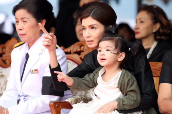 เปิดภาพโมเม้นท์กินใจ โบว์-น้องมะลิ งานศพ ปอ ทฤษฎี ในวันที่สูญเสียพ่อ