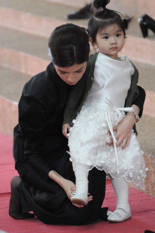 เปิดภาพโมเม้นท์กินใจ โบว์-น้องมะลิ งานศพ ปอ ทฤษฎี ในวันที่สูญเสียพ่อ