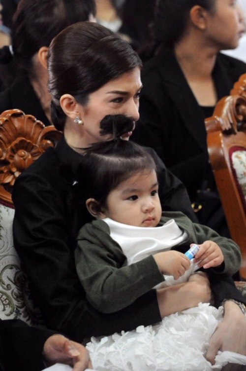 เปิดภาพโมเม้นท์กินใจ โบว์-น้องมะลิ งานศพ ปอ ทฤษฎี ในวันที่สูญเสียพ่อ