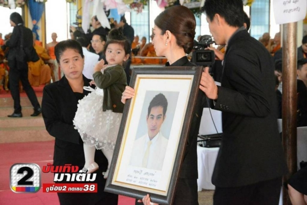 เปิดภาพโมเม้นท์กินใจ โบว์-น้องมะลิ งานศพ ปอ ทฤษฎี ในวันที่สูญเสียพ่อ