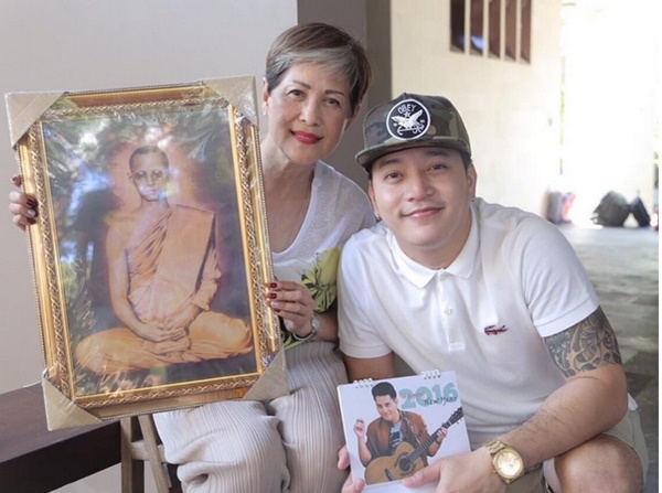 ตุ้ย AF โพสต์เตรียมไปส่ง ปอ ทฤษฎี แต่กลับมีเงาปริศนา ปรากฎในภาพ ?