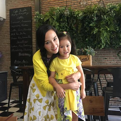 คนบันเทิง พร้อมใจสวมเสื้อเหลือง เฉลิมพระเกียรติในหลวง ครองราชย์ 70 ปี