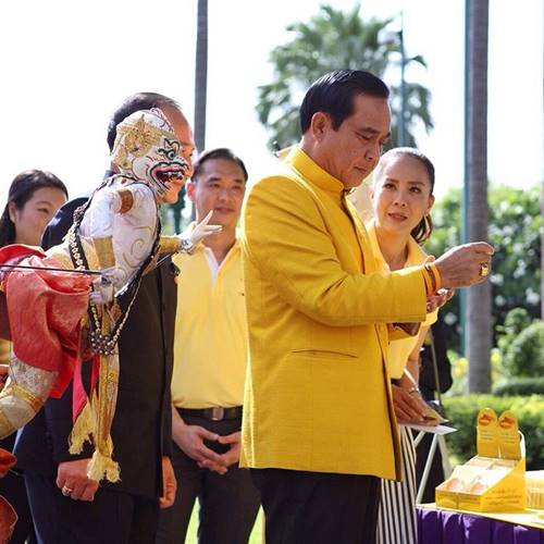 คนบันเทิง พร้อมใจสวมเสื้อเหลือง เฉลิมพระเกียรติในหลวง ครองราชย์ 70 ปี