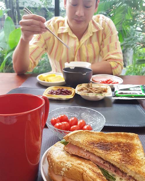 คนบันเทิง พร้อมใจสวมเสื้อเหลือง เฉลิมพระเกียรติในหลวง ครองราชย์ 70 ปี