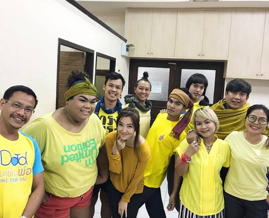 คนบันเทิง พร้อมใจสวมเสื้อเหลือง เฉลิมพระเกียรติในหลวง ครองราชย์ 70 ปี