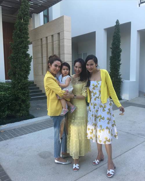 คนบันเทิง พร้อมใจสวมเสื้อเหลือง เฉลิมพระเกียรติในหลวง ครองราชย์ 70 ปี