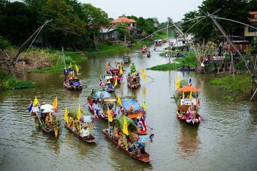 งานประเพณีแห่เทียนพรรษาทางน้ำที่ลาดชะโด
