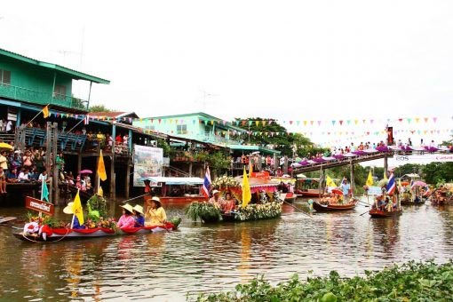 งานประเพณีแห่เทียนพรรษาทางน้ำที่ลาดชะโด