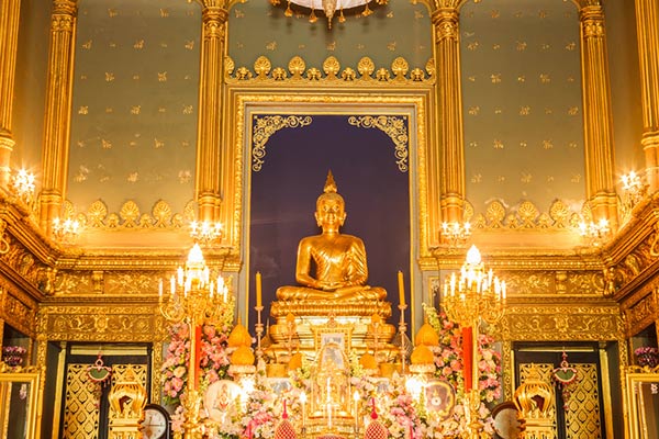 ประเพณีเดินเทียนและตักบาตรดอกไม้ วัดราชบพิตร