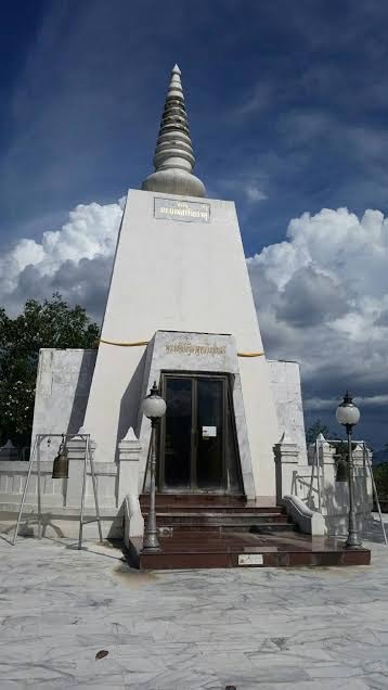 ตามรอยรัชกาลที่ 9