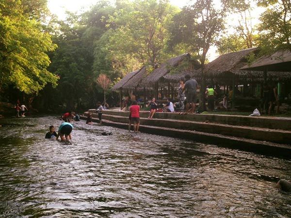 ที่พักริมน้ำ