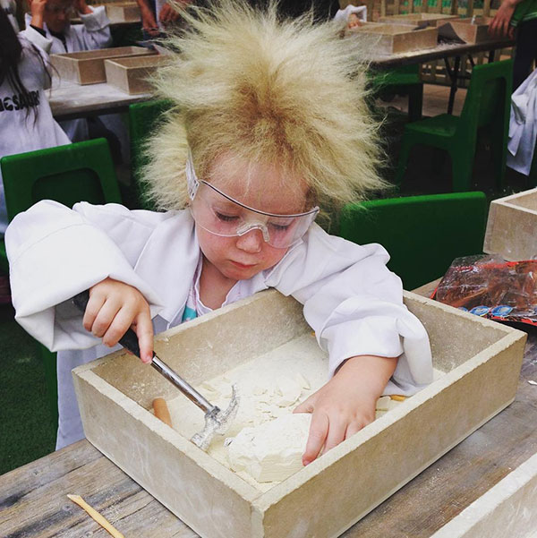 หนูน้อย 7 ขวบ ป่วยโรคแปลก ผมหวีไม่ได้ แต่กลายเป็นเก๋ไปอีกแบบ