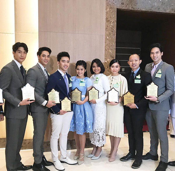 ดารา ขึ้นรับรางวัลลูกกตัญญู ปี 2560