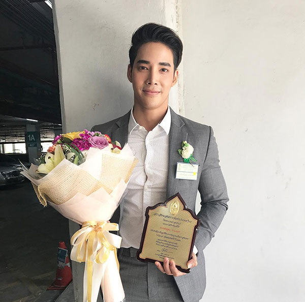 ดารา ขึ้นรับรางวัลลูกกตัญญู ปี 2560