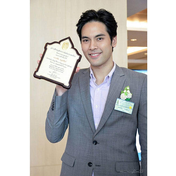 ดารา ขึ้นรับรางวัลลูกกตัญญู ปี 2560