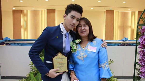 ดารา ขึ้นรับรางวัลลูกกตัญญู ปี 2560