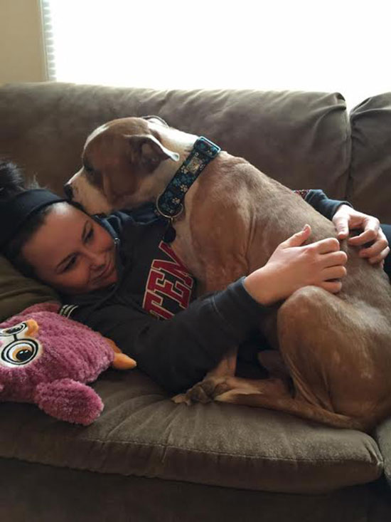 พิทบลูรักนายสุดใจ หลังเมตตารับมันมาเลี้ยงไว้ กอดแน่นไม่ยอมห่างเลย