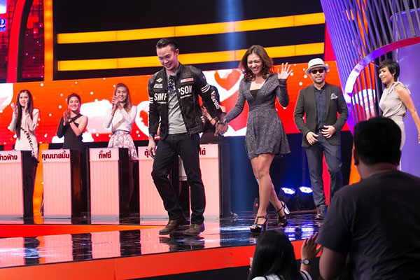 Take Me Out ฮือฮา-สาวเมินพนักงานล้างรถสุดหล่อ