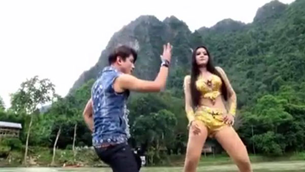 ชาวลาวเดือด ! ซัด ลำไย ไหทองคำ นุ่งสั้นถ่าย MV ทำลายภาพลักษณ์วังเวียง