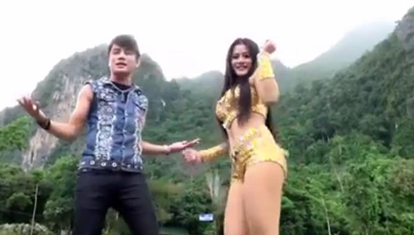 ชาวลาวเดือด ! ซัด ลำไย ไหทองคำ นุ่งสั้นถ่าย MV ทำลายภาพลักษณ์วังเวียง