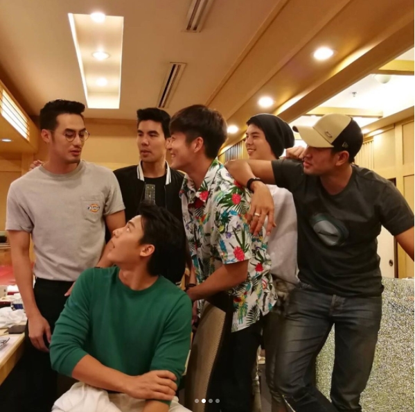 พระเอกรวมตัว