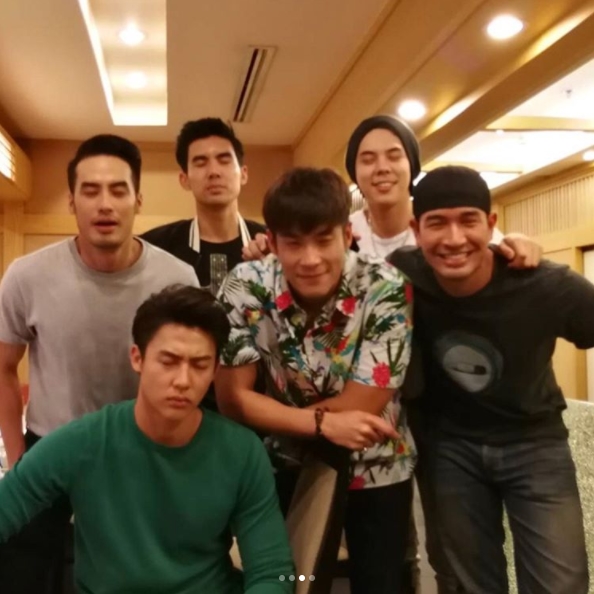 พระเอกรวมตัว