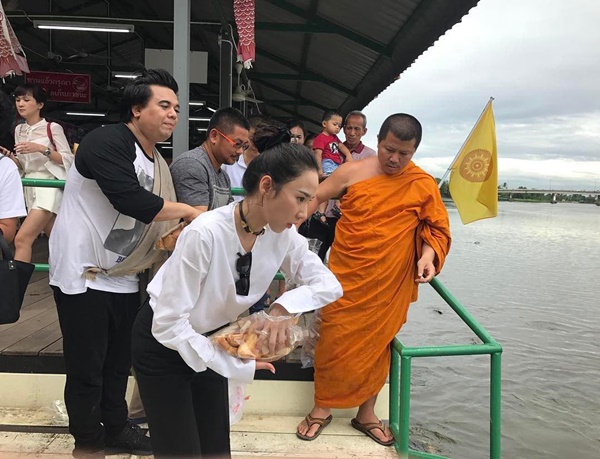 อั้ม พัชราภา ทำบุญ