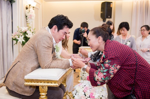 ชาคริต แย้มนาม - แอน ภัททิรา