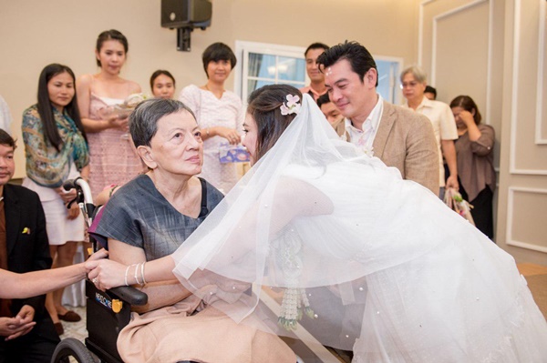 ชาคริต แย้มนาม - แอน ภัททิรา